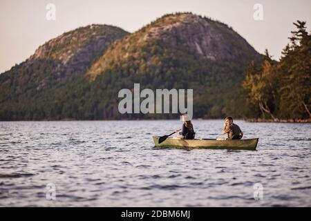 Coppia canoa in Jordan Pond, Acadia National Park, Maine, Stati Uniti Foto Stock