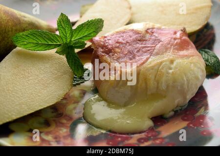 Formaggio italiano tradizionale tomino con pancetta e pera Foto Stock