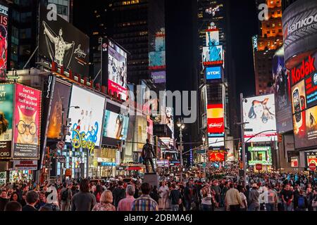 NEW YORK - 17 APRILE 2012: Traffico notturno attraverso Times Square il 17 aprile 2012 a New York City. Times Square è l'attrazione turistica più visitata Foto Stock