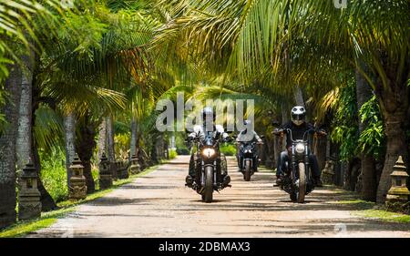 Amici che cavalcano motociclette, Bangkok, Thailandia Foto Stock