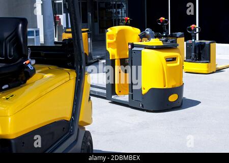 Giallo carico trasportatori di pallet e sollevatori a forche Foto Stock