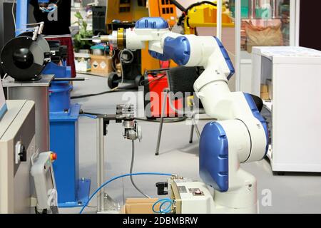 Bianco braccio robotico per industria isolato di produzione Foto Stock