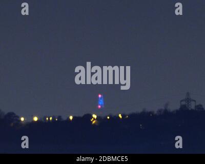 Minster on Sea, Kent, Regno Unito. 17 novembre 2020. La punta blu illuminata dello Shard vista da una distanza di 40 miglia a Minster on Sea, Kent in una serata con buona visibilità. Lo Shard e' il punto di riferimento piu' alto di Londra, a 310 metri e il sesto edificio piu' alto d'Europa. Credit: James Bell/Alamy Live News Foto Stock