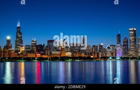 Il fantastico skyline di Chicago in serata - CHICAGO, ILLINOIS - 12 GIUGNO 2019 Foto Stock