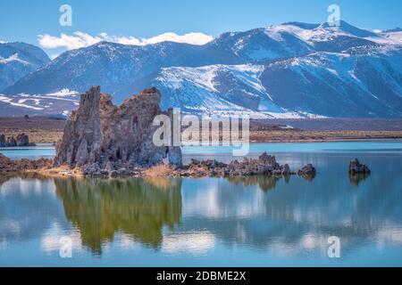 Lago mono con le sue incredibili torri di tufo - fotografia di viaggio Foto Stock