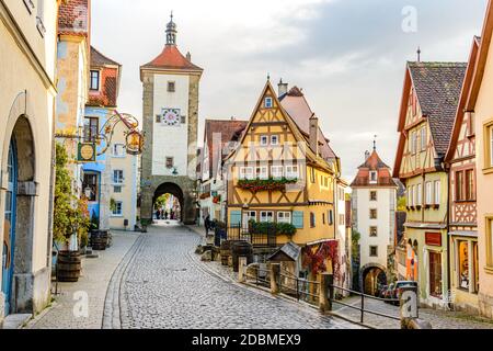 12 akt 2020: Rothenburg ob der Tauber in autunno. Baviera, Baviera, Germania. Porta della città, Plohlein., case a graticcio Foto Stock