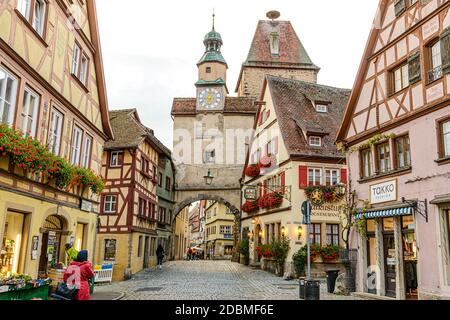 12 akt 2020: Rothenburg ob der Tauber in autunno. Baviera, Baviera, Germania. Porta della città, case a graticcio Foto Stock