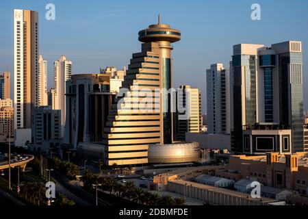 Bahrain Camera di Commercio e industria (BCCI) a Manama, Bahrain al tramonto Foto Stock