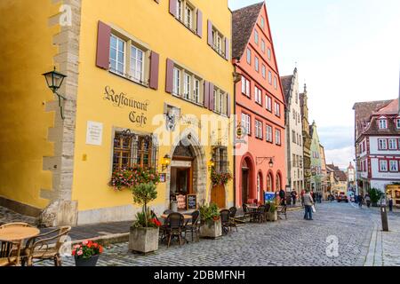 12 akt 2020: Rothenburg ob der Tauber in autunno. Baviera, Baviera, Germania. Case sul mercato, case a graticcio Foto Stock