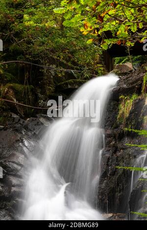 Cascata a Llyn Crafnant, Snowdonia, Galles del Nord Foto Stock