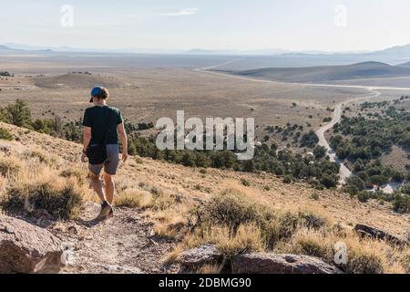 Vista posteriore di una meravigliosa escursione sopra il campo di Hickison Petroglyphs BLM lungo la strada statale 50 in Nevada. L'area ricreativa di Hickison Petroglyph offre Foto Stock