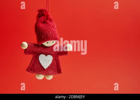 Midget con cuore bianco per biglietto di auguri sul rosso sfondo Foto Stock