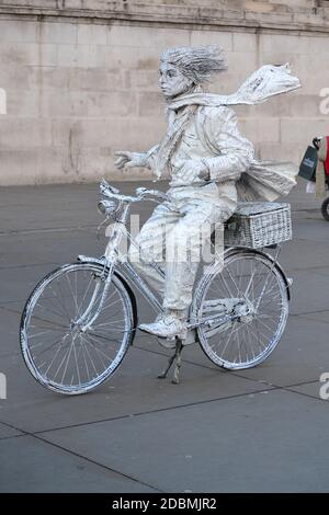 Statua umana in bicicletta - colore argento - Trafalgar Square - Londra - Regno Unito Foto Stock