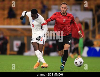 Eddie Nketiah (a sinistra) dell'Inghilterra U21 spara verso il traguardo durante la partita di qualificazione UEFA Euro U21 a Molineux, Wolverhampton. Foto Stock