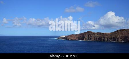 Immagine panoramica con mare calmo, cielo azzurro intenso e nuvole basse, costa di Sardina, Galdar, Gran Canaria Foto Stock