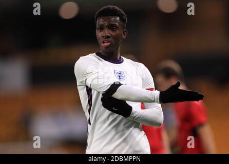 Eddie Nketiah dell'Inghilterra U21 si lamenta del linesman dopo essere stato preso fuori mano durante la partita di qualificazione UEFA Euro U21 a Molineux, Wolverhampton. Foto Stock