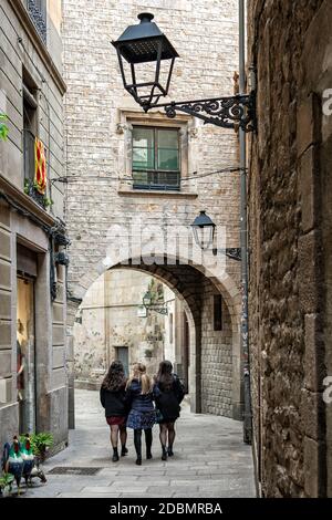 Tre giovani donne nel quartiere Gotico di Barcellona, Catalogna, Spagna Foto Stock