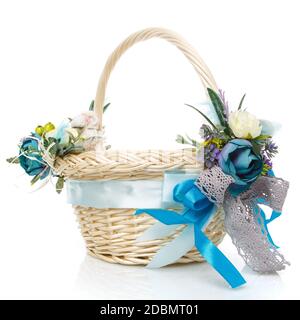 Cestino di Pasqua su sfondo bianco. Decorata con fiori in blu. Nastri e lacci. Vista laterale. Foto Stock