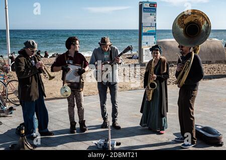 Gruppo di musicisti presso la spiaggia di Barceloneta, Barcellona, Catalogna, Spagna Foto Stock