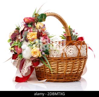 Provenza Pasqua floreale arrangiamento su un cesto bianco di vimini con una vite. Isolato. Nastri e lacci. Vista laterale. Foto Stock