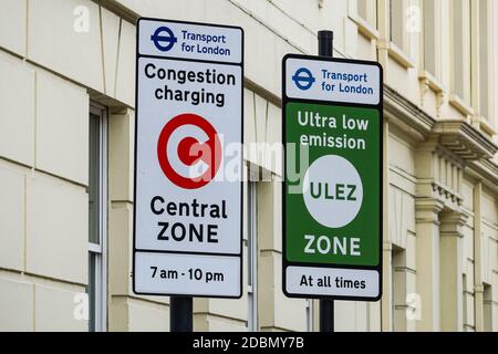 Segnale di addebito di congestione e zona a bassissima emissione, Londra Inghilterra Regno Unito Foto Stock