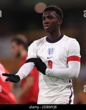 Eddie Nketiah dell'Inghilterra U21 si lamenta del linesman dopo essere stato preso fuori mano durante la partita di qualificazione UEFA Euro U21 a Molineux, Wolverhampton. Foto Stock