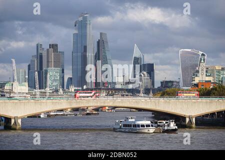 Waterloo Bridge con lo skyline della città di Londra sullo sfondo, Londra Inghilterra Regno Unito Foto Stock