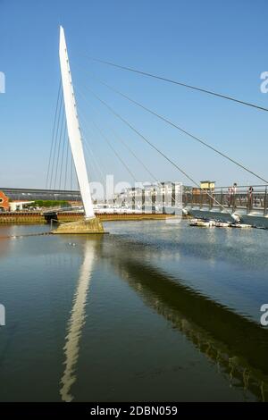 SWANSEA, GALLES - 2018 LUGLIO: Il ponte a vela sul fiume Tawe a Swansea Foto Stock