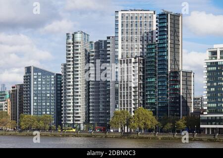 Nuovi edifici residenziali moderni con appartamenti di lusso su Albert Embankment a Vauxhall, Londra, Inghilterra, Regno Unito, Regno Unito Foto Stock