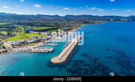 Antenna vista panoramica del porto di Latchi, la penisola di Akamas, Polis Chrysochous, Paphos, Cipro. Il porto di Latsi con barche e yacht, ristoranti di pesce, Foto Stock