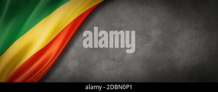 Bandiera della Repubblica del Congo su muro di cemento. Banner panoramico orizzontale. Illustrazione 3D Foto Stock