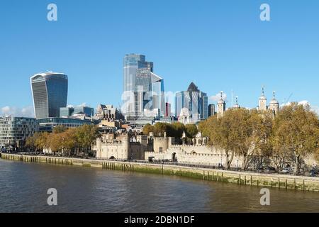 Grattacieli nella città di Londra e Torre di Londra castello, Inghilterra Regno Unito Regno Unito Foto Stock