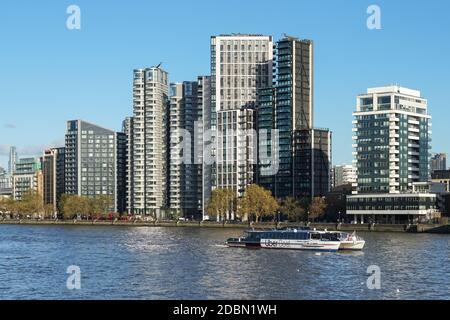 Nuovi edifici residenziali moderni con appartamenti di lusso su Albert Embankment a Vauxhall, Londra, Inghilterra, Regno Unito, Regno Unito Foto Stock