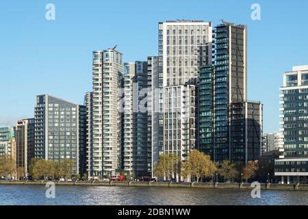 Nuovi edifici residenziali moderni con appartamenti di lusso su Albert Embankment a Vauxhall, Londra, Inghilterra, Regno Unito, Regno Unito Foto Stock