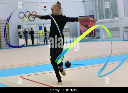 Non esclusivo: KYIV, UCRAINA - 17 NOVEMBRE 2020 - un atleta del Team Ukraine si esercita con il nastro durante una sessione di allenamento che si svolge prima del 20 Foto Stock