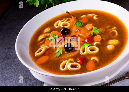 La zerninaa con gli spaghetti è una zuppa tradizionale polacca Foto Stock