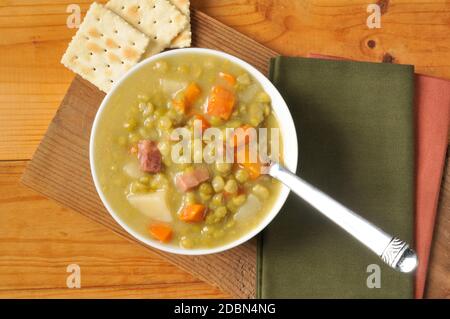 Zuppa di piselli con pezzi di prosciutto e carote Foto Stock