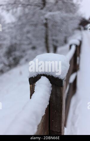 Recinzione in legno di strada coperta di neve fresca, Val Gardena, Dolomiti, Italia Foto Stock