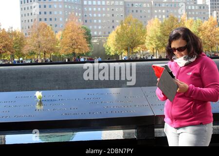 Persone che interagiscono con la tecnologia, New York, USA Foto Stock