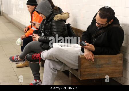 Persone che interagiscono con la tecnologia, New York, USA Foto Stock