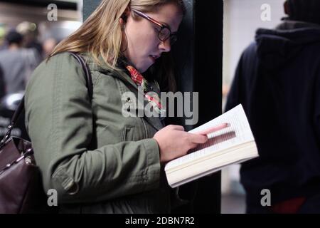 Persone che interagiscono con la tecnologia, New York, USA Foto Stock