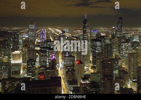 Scena atmosferica di Chicago di notte che mostra il Michigan Avenue e il centro cittadino Foto Stock