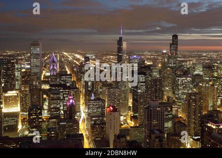 Scena atmosferica di Chicago di notte che mostra il Michigan Avenue e il centro cittadino Foto Stock