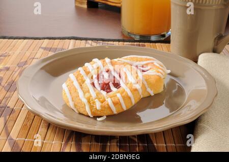 Panini danesi con ripieno di lamponi e succo di mela Foto Stock