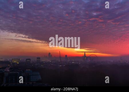 Incredibile alba del primo mattino nei grattacieli di Londra, punto panoramico Vista da Park Lane Foto Stock