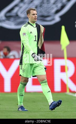 Siviglia, spagnolo. 17 novembre 2020. Frustrato a metà tempo: Goalwart Manuel Neuer (Germania) cammina fuori dal campo. GES/Soccer/UEFA Nations League: Spain - Germany, 11/17/2020 Calcio: UEFA Nations League: Spain vs Germany, Sevilla, November 17, 2020 | Usage worldwide Credit: dpa/Alamy Live News Foto Stock