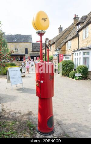 Pompa benzina d'epoca fuori dal Cotswold Motoring Museum e Toy Collection, Bourton-on-the-Water, Gloucestershire, Inghilterra, Regno Unito Foto Stock