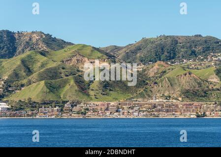 Lo stretto di Messina collegai il Mar Mediterraneo e il Tirreno e l'isola Sicilia con cielo blu e costa come sfondo, vista dal lungomare banchina wa Foto Stock