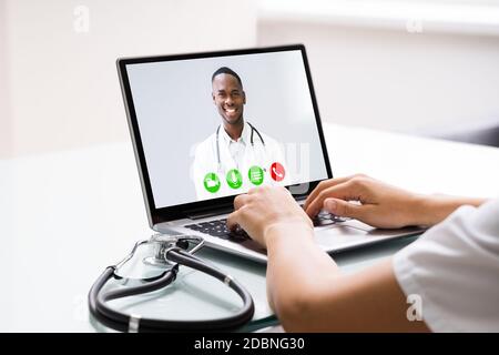 Medico medico che tiene la video conferenza in linea di eLearning Foto Stock