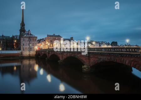 Vista notturna del ponte sul fiume Ayr e argine nella città di Ayr. Luci per la strada. Ayr, Scozia, Regno Unito Foto Stock